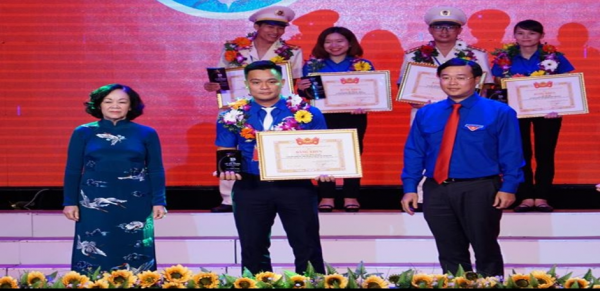 Bí thư Đoàn trường THPT Lương Thế Vinh tỉnh Điện Biên, vinh dự là 1 trong 72 cán bộ đoàn tiêu biểu toàn quốc được Trung ương Đoàn TNCS Hồ Chí Minh trao giải thưởng Lý Tự Trọng năm 2019