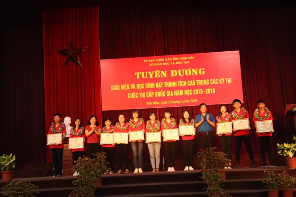 Sở Giáo dục và Đào tạo tỉnh Điện Biên tổ chức Lễ tuyên dương giáo viên và học sinh đạt thành tích cao trong các cuộc thi, kỳ thi câp quốc gia năm học 2018-2019