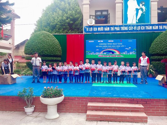 Trường Tiểu học Nam Thanh thành phố Điện Biên phủ phối hợp với Công ty Nam Á tổ chức trao mũ bảo hiểm cho học sinh khối lớp 1