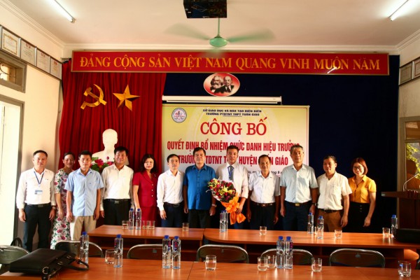 Công bố Quyết định bổ nhiệm đồng chí Cao Văn Bằng - Hiệu trưởng Trường Phổ thông Dân tộc nội trú Trung học phổ thông huyện Tuần Giáo