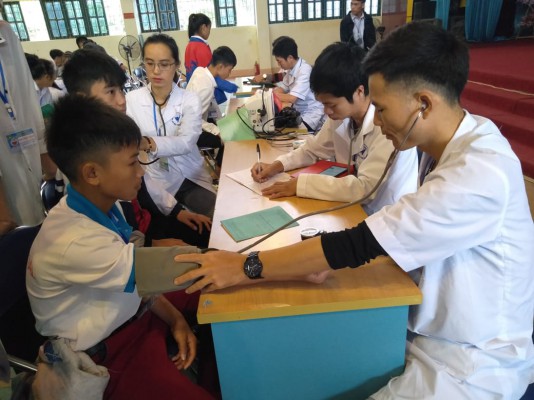 Trường Phổ thông DTNT THPT huyện Điện Biên Đông phối hợp tổ chức khám chuyên khoa chẩn đoán xác định và tư vấn điều trị cho học sinh năm học 2019-2020