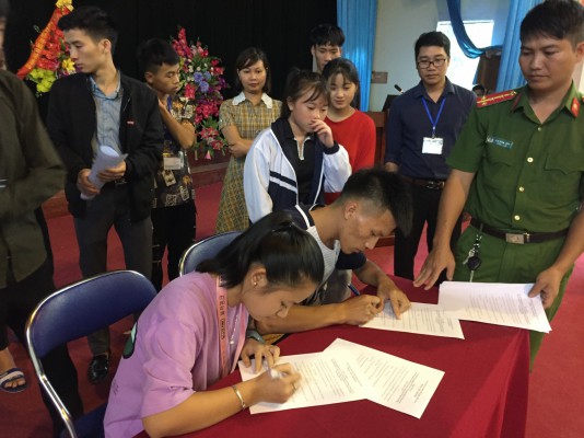 Trường Phổ thông DTNT THPT huyện Điện Biên Đông phối hợp với công an huyện Điện Biên Đông tổ chức thực hiện buổi tuyên truyền về luật giao thông đường bộ năm học 2019-2020