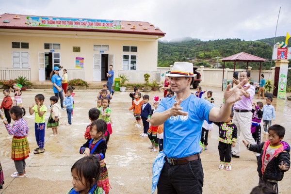 GDMN – Nghệ sỹ Xuân Bắc cùng Đoàn cán bộ Tổ chức UNICEF đến thăm và tặng quà tại Xã Pu Nhi, huyện Điện Biên Đông