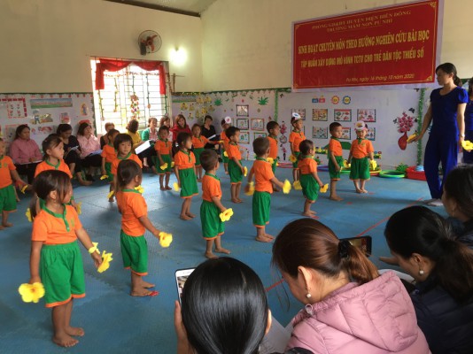 Phòng Giáo dục và Đào tạo huyện Điện Biên Đông tổ chức sinh hoạt chuyên môn theo nghiên cứu bài học và tập huấn xây dựng mô hình tăng cường tiếng Việt cho trẻ dân tộc thiểu số