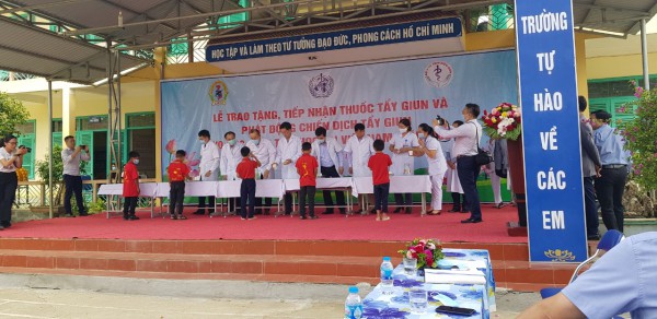 Tổ chức lễ trao tặng, tiếp nhận thuốc tẩy giun và phát động chiến dịch tẩy giun cho học sinh tiểu học tỉnh Điện Biên năm 2020
