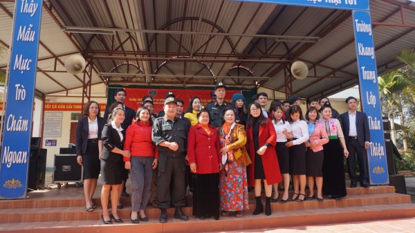 Trung đoàn Cảnh sát cơ động Tây bắc phối hợp với Viện Nghiên cứu Hợp tác phát triển Việt Lào và Tiểu vùng sông Mê Kông tổ chức Chương trình tặng quà cho học sinh trường Tiểu học Mường Phăng, thành phố Điện Biên Phủ