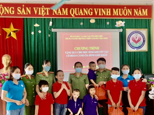 Công an tỉnh Điện Biên đến thăm và tặng quà cho các cháu học sinh khuyết tật có hoàn cảnh khó khăn tại Trung tâm hỗ trợ phát triển giáo dục hòa nhập tỉnh