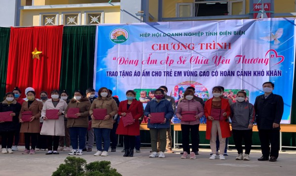 Hiệp Hội doanh nghiệp tỉnh Điện Biên trao tặng 500 áo ấm cho  học sinh nghèo huyện Tuần Giáo