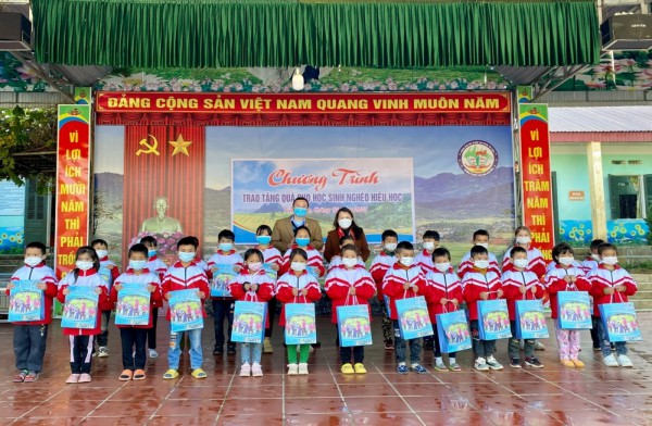 “Chương trình trao tặng quà cho học sinh nghèo hiếu học” tại huyện Tủa Chùa, tỉnh Điện Biên