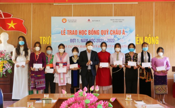 Trao học bổng quỹ Châu Á cho nữ sinh dân tộc THPT đợt 1 năm học 2021-2022