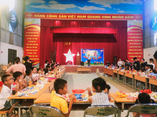 CĐCS trường THPT Tuần Giáo tổ chức đón Tết trung thu cho con em cán bộ, giáo viên, nhân viên nhà trường và học sinh nội trú