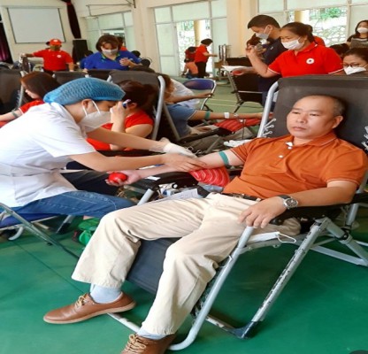 Cán bộ, nhà giáo, người lao động trường phổ thông DTNT tỉnh hưởng ứng tham gia hiến máu tình nguyện