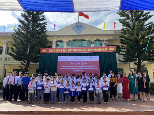 Chương trình trao tặng máy tính để phục vụ công tác giảng dạy và ủng hộ học sinh nghèo vượt khó trên địa bàn huyện Điện Biên và thành phố Điện Biên Phủ, năm học 2022-2023