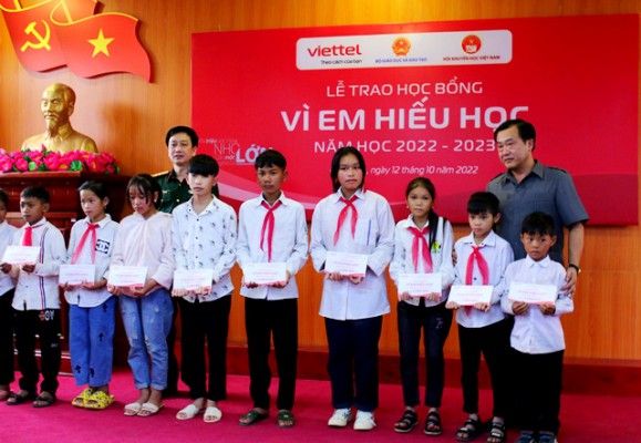 Viettel Điện Biên trao học bổng "Vì em hiếu học" năm 2022 cho học sinh có hoàn cảnh khó khăn vươn lên trong học tập
