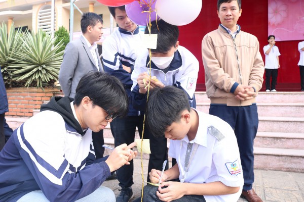 CĐCS Trường THPT Chuyên Lê Quý Đôn tổ chức chuỗi các hoạt động chào mừng kỷ niệm 92 năm ngày Phụ nữ Việt Nam 20-10