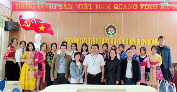 Quỹ Châu Á và Trung tâm Giáo dục và Phát triển tổ chức phỏng vấn nữ sinh trường PTDTNT THPT huyện Điện Biên Đông chuẩn bị cho cấp học bổng năm học 2022-2023