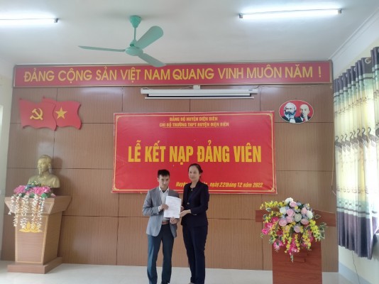 Chi bộ Trường THPT huyện Điện Biên tổ chức Lễ kết nạp đảng viên