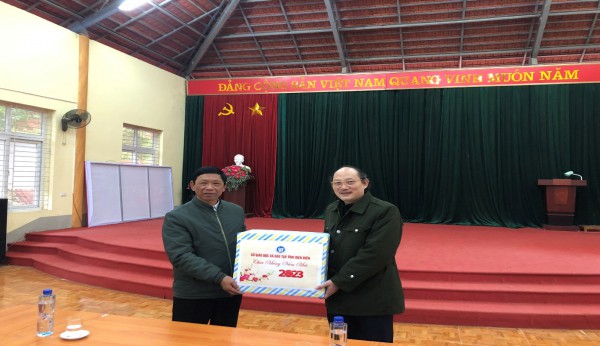 Sở Giáo dục và Đào tạo Điện Biên thăm, chúc Tết và tặng quà tại xã Búng Lao và xã Ẳng Tở huyện Mường Ảng