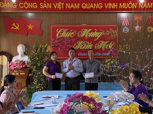 Trường PT DTNT tỉnh Điện Biên trao quà tết cho viên chức, người lao động và học sinh có hoàn cảnh khó khăn nhân dịp Tết Nguyên đán Quý Mão 2023