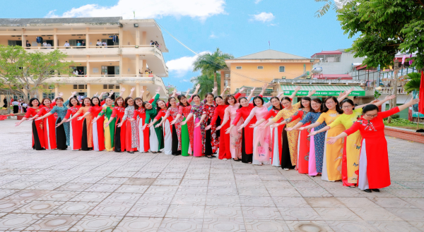 Nữ công đoàn viên trường PT DTNT tỉnh Điện Biên hưởng ứng Tuần lễ áo dài năm 2023