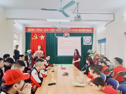 Câu lạc bộ Demos Owners Club tặng quà cho học sinh Trung tâm hỗ trợ phát triển giáo dục hoà nhập tỉnh Điện Biên