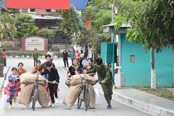 Học sinh Trường THPT Thành phố Điện Biên Phủ  tham gia hoạt động trải nghiệm “Đẩy xe đạp thồ, Vác hòm đạn”