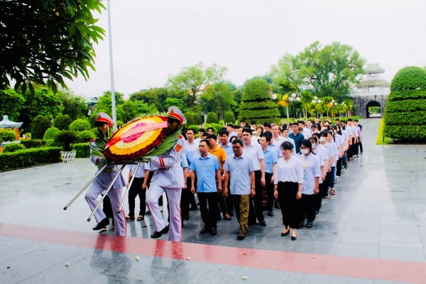 Dâng hương, viếng nghĩa trang liệt sĩ nhân dịp kỷ niệm 60 năm  Ngày thành lập Ngành Giáo dục và Đào tạo tỉnh Điện Biên
