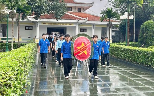 Khắc ghi công ơn các Anh hùng liệt sĩ - Thầy và trò Trường THCS&THPT Lương Thế Vinh dâng hương tri ân tại Nghĩa trang Liệt sĩ Quốc gia Him Lam