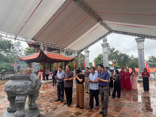 Ngành Giáo dục và Đào tạo tỉnh Điện Biên tổ chức dâng hương tại Nhà tưởng niệm Chủ tịch Hồ Chí Minh