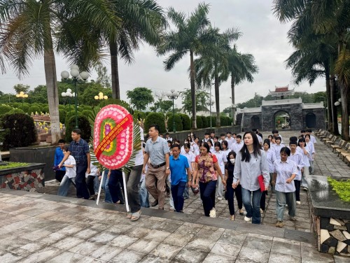 Trường THPT Thanh Nưa tổ chức Lễ dâng hương tại Nghĩa trang liệt sĩ Tông Khao nhân kỷ niệm 79 năm Ngày thương binh - liệt sĩ (27/7/1947 - 27/7/2026)