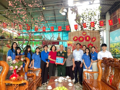 Tuổi trẻ trường THPT Điện Biên Phủ tiếp nối truyền thống "Uống nước nhớ nguồn"