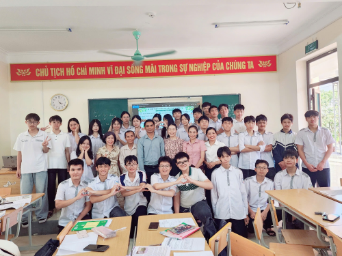 Trường THPT Chuyên Lê Quý Đôn đón Đoàn cán bộ các tỉnh Bắc Lào đến thăm và trao đổi kinh nghiệm thực tế cơ sở
