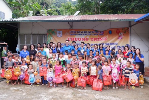 Trường THPT Chuyên Lê Quý Đôn: Chung tay phòng, chống hôn nhân cận huyết thống – trao niềm vui trung thu cho thiếu nhi Huổi Nhả