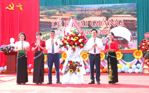 Tiếng trống tự hào nơi đại ngàn - Trường PTNT Tiểu học và THCS Si Pa Phìn đón chào năm học mới