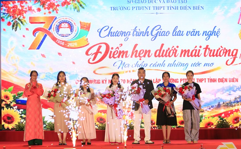Rực rỡ đêm Gala kỷ niệm 70 năm thành lập Trường PTDTNT THPT tỉnh Điện Biên