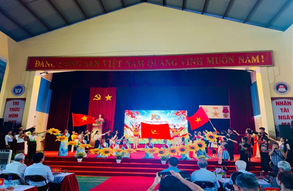 Gặp gỡ, giao lưu các thế hệ thầy và trò Trường PTDTNT THPT tỉnh Điện Biên nhân kỷ niệm 70 năm thành lập