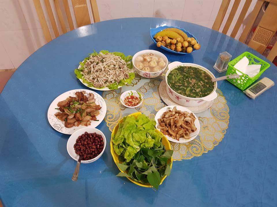 Bữa cơm gia đình yêu thương: Hãy tận hưởng hương vị ngon tuyệt của bữa cơm gia đình đậm đà yêu thương mà chúng tôi mang tới. Hình ảnh những chiếc bát đầy đủ bốn món, hương vị truyền thống của người Việt Nam sẽ khiến bạn chán nản và mệt mỏi của cuộc sống đều tan biến.