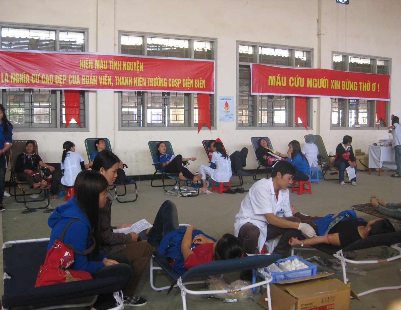 CNTT&NCKH - Cán bộ giảng viên, sinh viên Trường Cao đẳng Sư phạm Điện Biên hăng hái tham gia Ngày hội Hiến máu tình nguyện đợt 1 năm 2019 