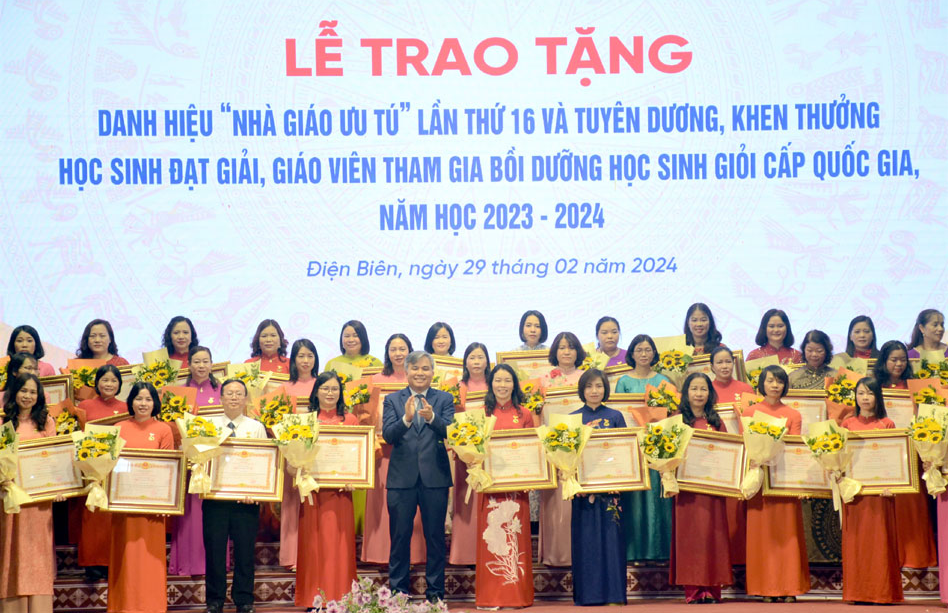 Sở Giáo dục và Đào tạo tỉnh Điện Biên tổ chức Lễ trao tặng danh hiệu “Nhà giáo ưu tú”, tuyên dương, khen thưởng giáo viên, học sinh