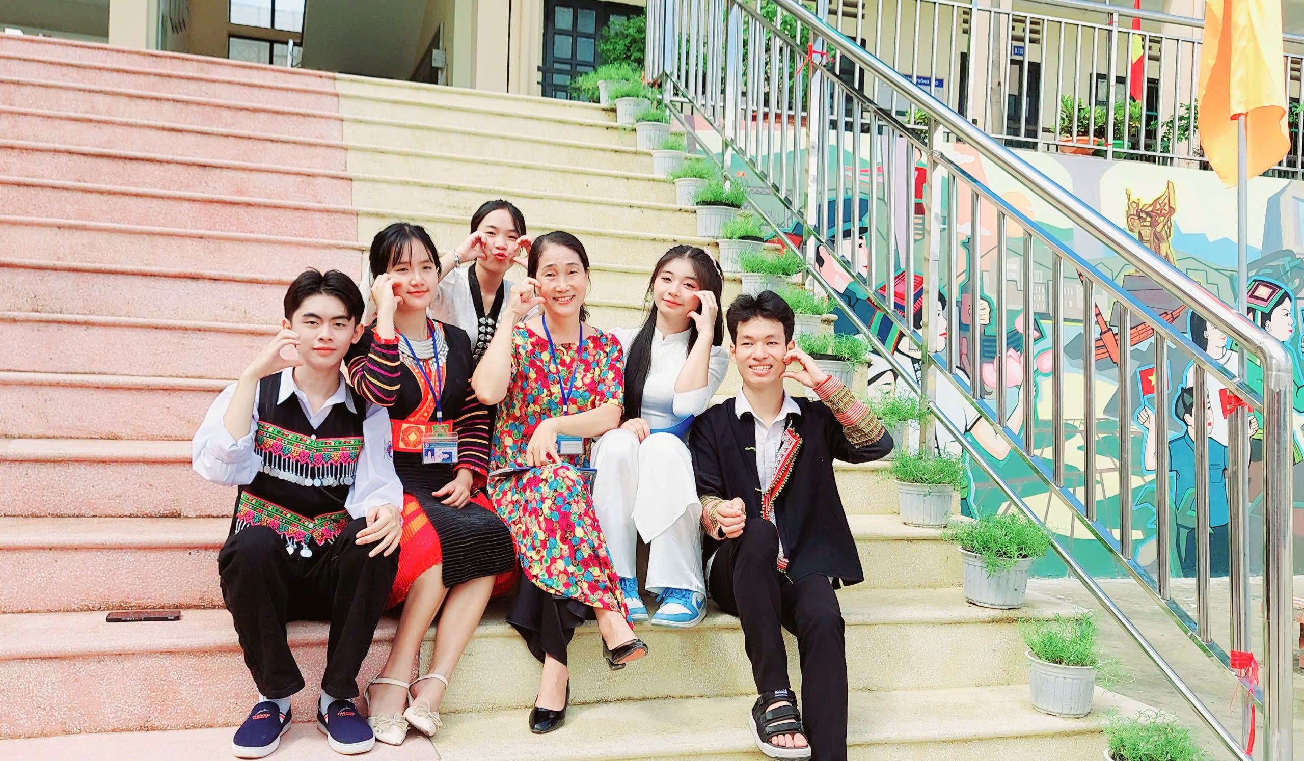 Sự tận tâm với nghề của Nhà giáo Nguyễn Thị Huệ - Phó Hiệu trưởng Trường PTDTNT THPT tỉnh Điện Biên