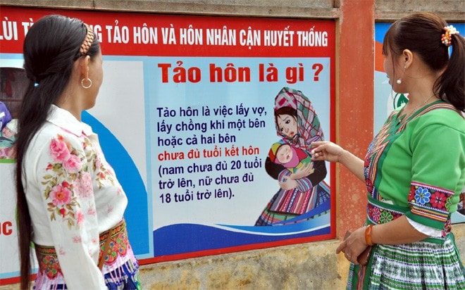 Pano tuyên truyền về tảo hôn, hôn nhân cận huyết tại xã Hồng Ca, huyện Trấn Yên, tỉnh Yên Bái